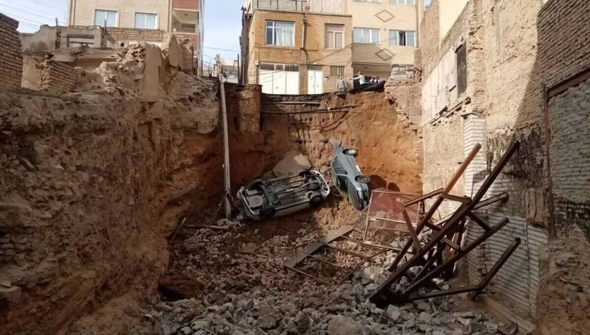 سقوط ۲ خودرو داخل محل گودبرداری +عکس
