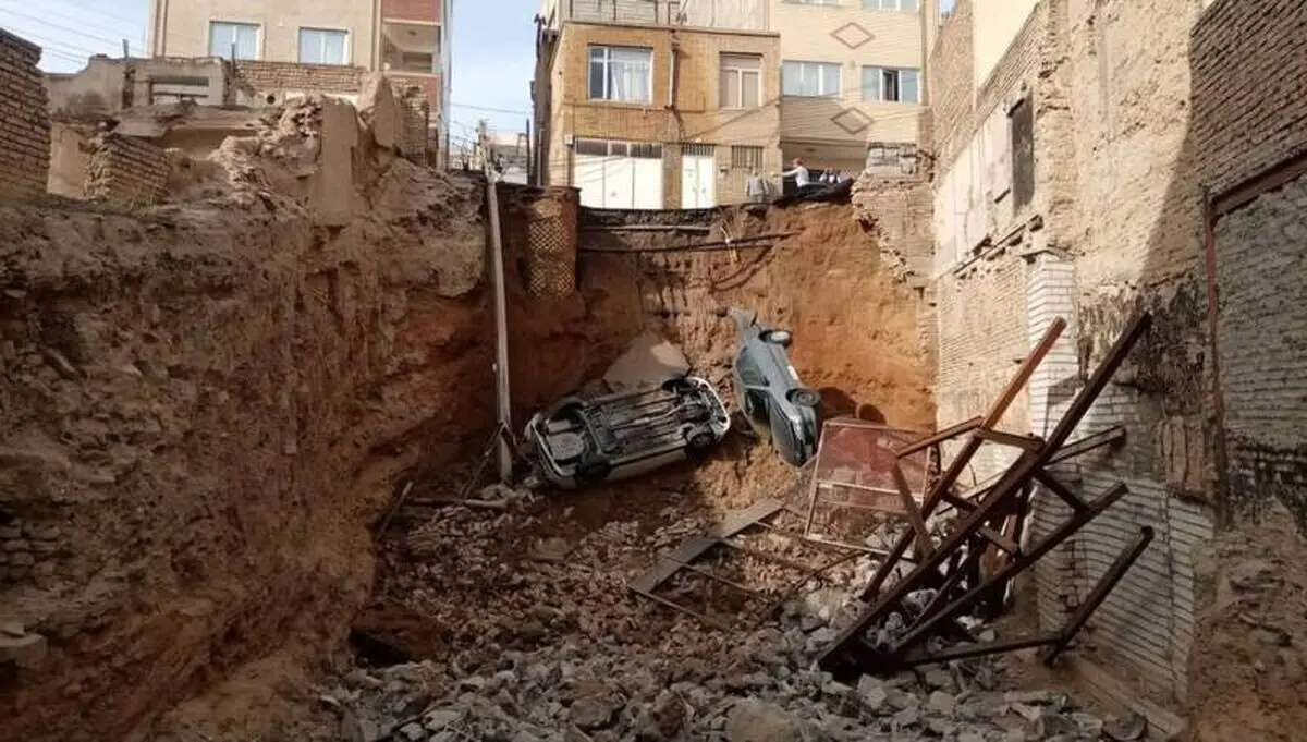 سقوط ۲ خودرو داخل محل گودبرداری +عکس
