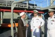 نماز جماعت کارکنان سفارت ایران بر عرشه ناو بوشهر