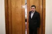 احمدی‌نژاد هدایای خود را به موزه امام(ره) اهدا کرد