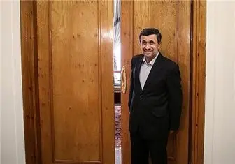 احمدی‌نژاد هدایای خود را به موزه امام(ره) اهدا کرد