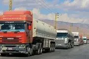 استقبال زن لبنانی از تانکرهای حمل سوخت ایرانی+عکس