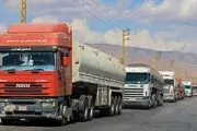 استقبال زن لبنانی از تانکرهای حمل سوخت ایرانی+عکس