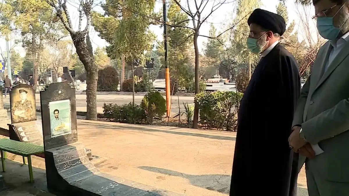 حضور رئیس جمهور بر مزار شهدای هواپیمای اوکراینی+ فیلم