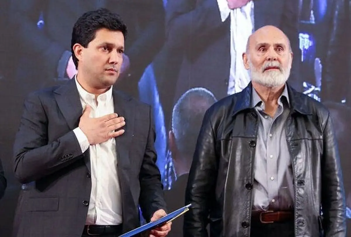 حامد بهداد جایزه اش را به جمشید هاشمپور اهدا کرد