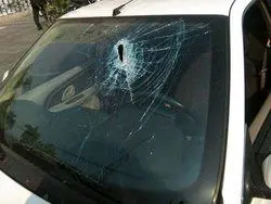 حمله به خودروی نماینده مقابل مجلس +عکس