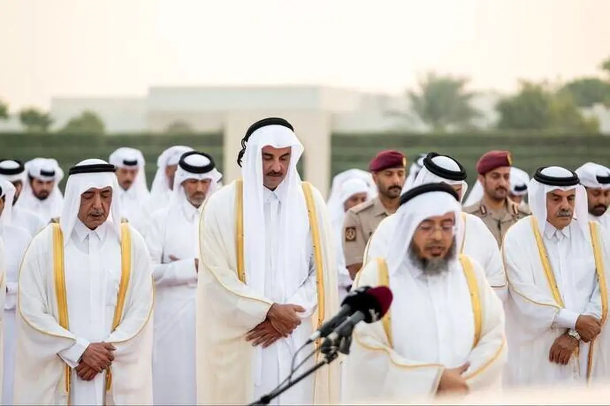 تصاویری از امیر قطر در حال خواندن نماز باران