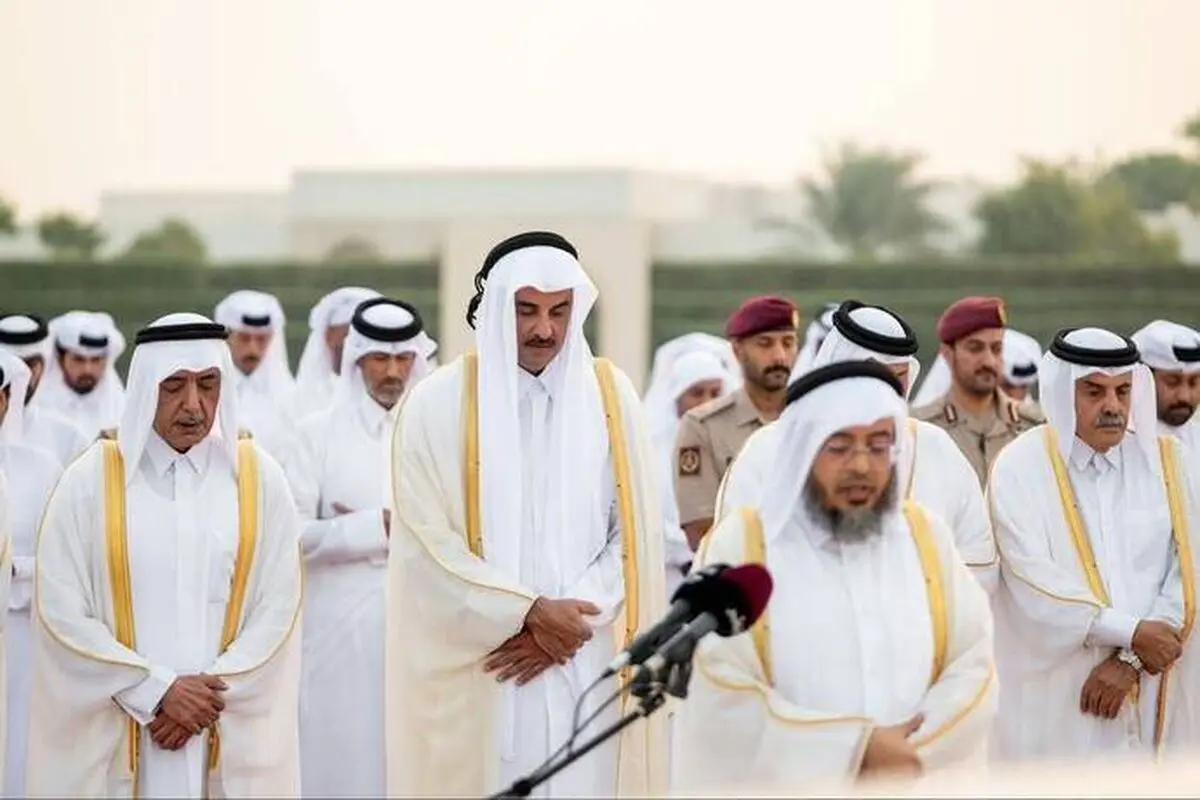 تصاویری از امیر قطر در حال خواندن نماز باران
