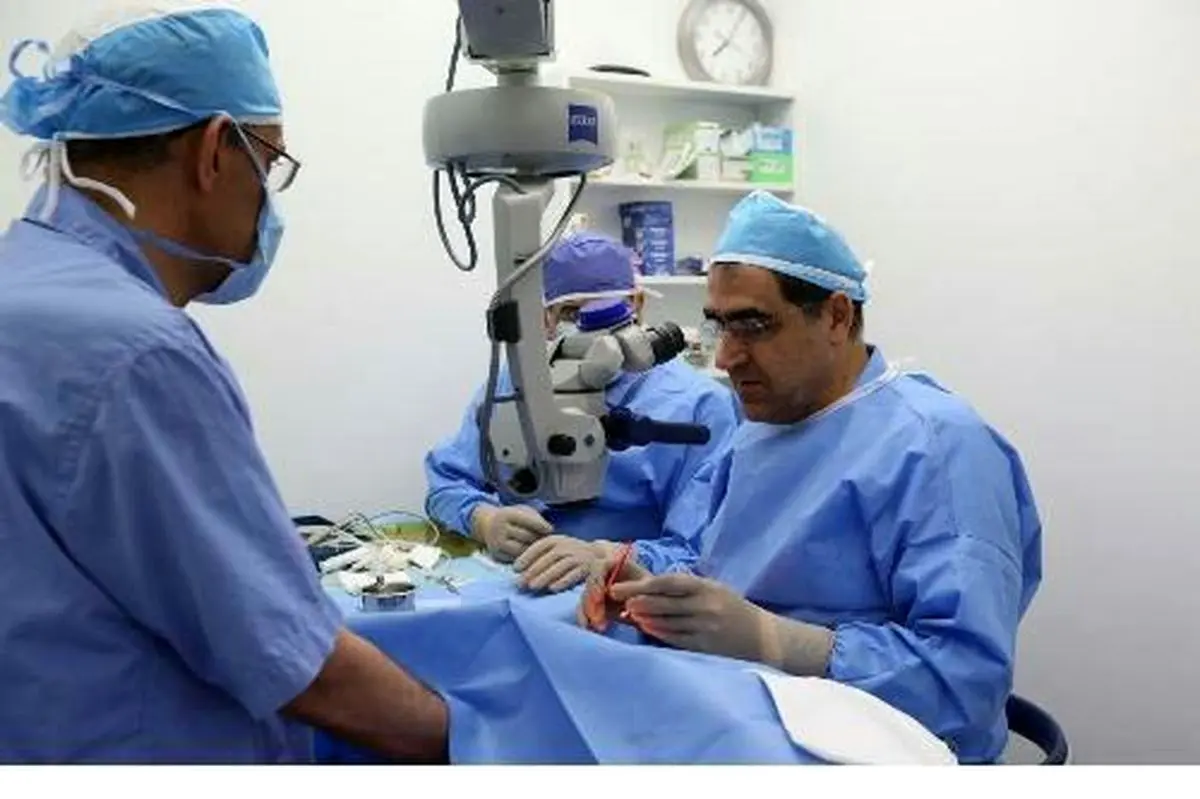 وزیر بهداشت دست به تیغ شد+ عکس