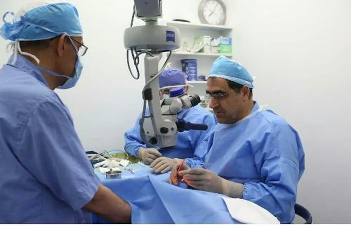 وزیر بهداشت دست به تیغ شد+ عکس
