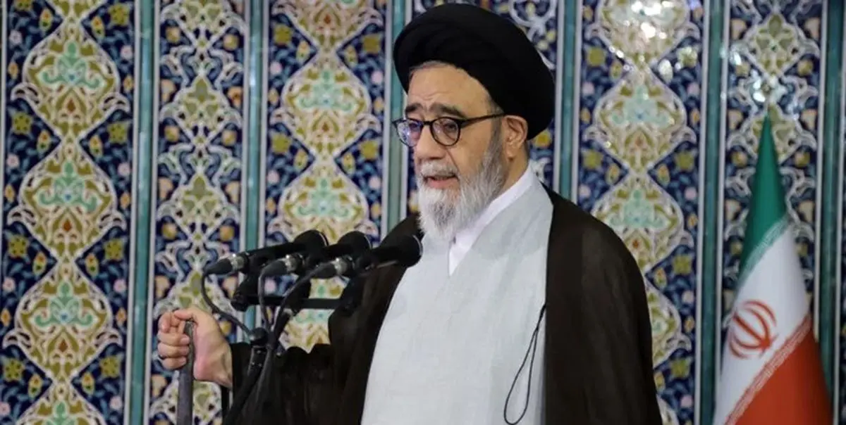 عکس یادگاری امام جمعه اردبیل با قاب عکس آیتالله آل هاشم