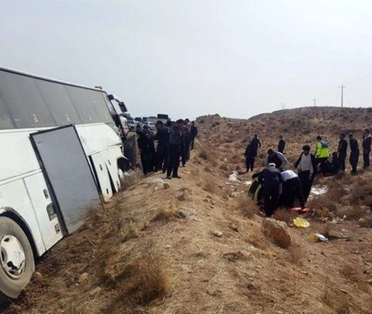 واژگونی اتوبوس مسافربری در محور شیراز