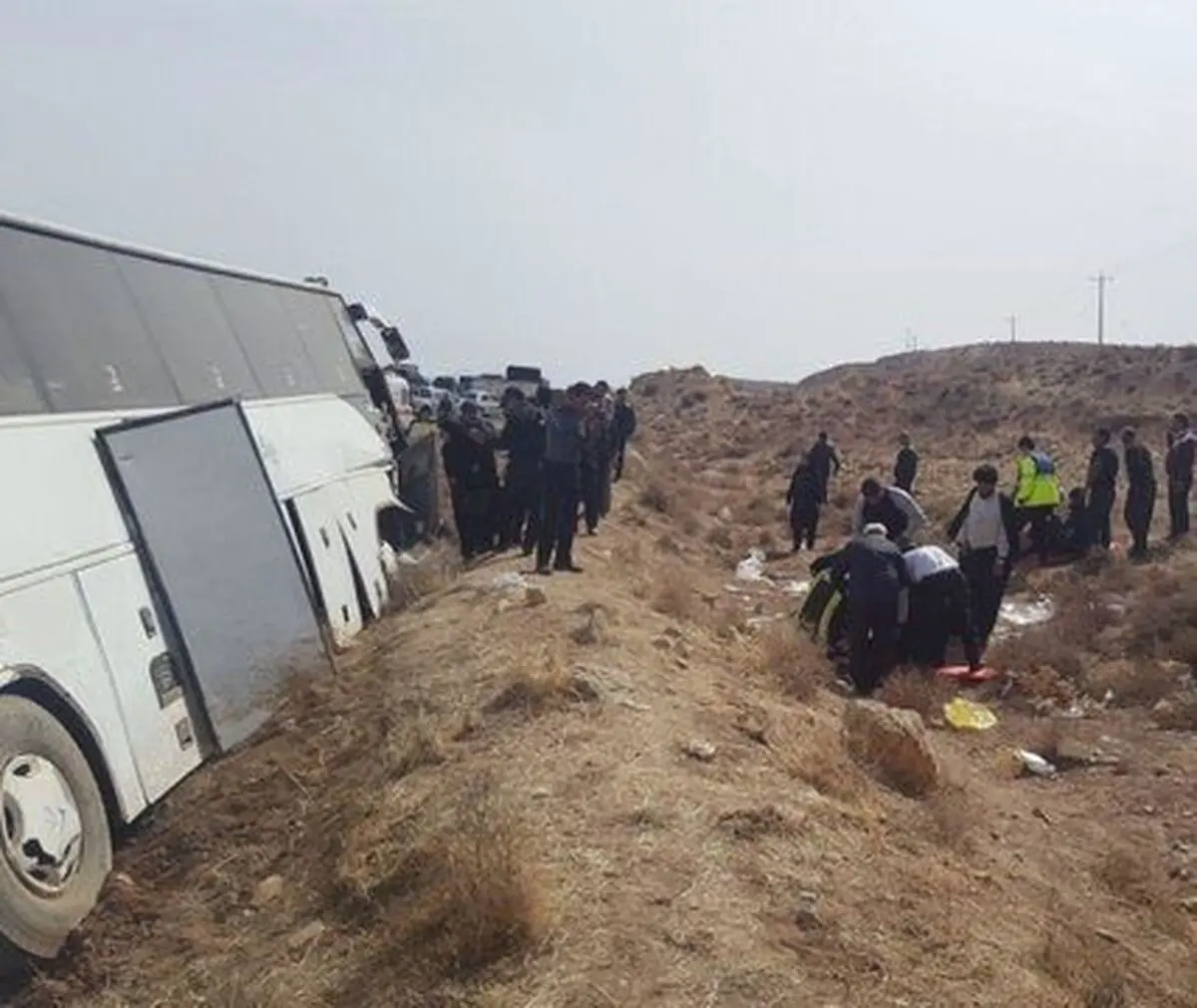 واژگونی اتوبوس مسافربری در محور شیراز