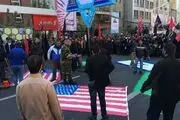 آتش زدن پرچم آل سعود به دست مردم در روز 13 آبان