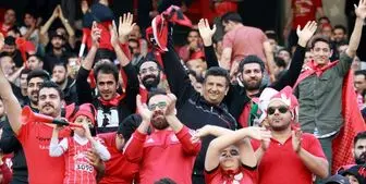 سردادن شعار قهرمانی سرخ‌ها در ورزشگاه آزادی 