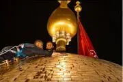 شستشوی گنبد حرم حضرت ابوالفضل العباس در آستانه محرم +فیلم