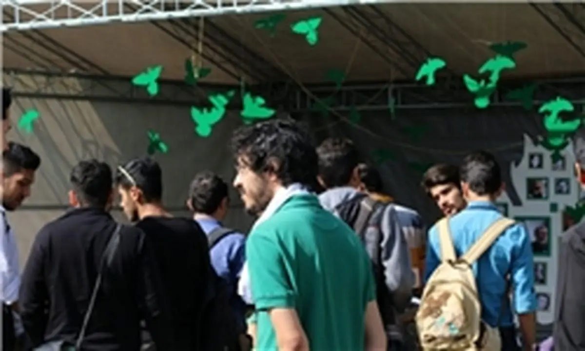 یک شاهکار دیگر از دانشگاهها!/استقبال از دانشجویان با عکس سران فتنه!