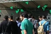 یک شاهکار دیگر از دانشگاهها!/استقبال از دانشجویان با عکس سران فتنه!