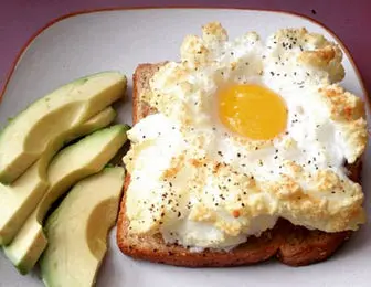 یک صبحانه زیبا و متفاوت با تخم مرغ ابری