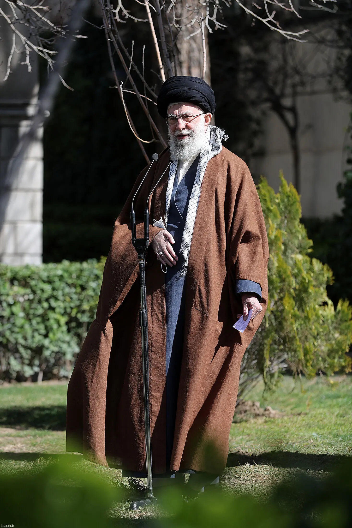 رهبر معظم انقلاب به مناسبت روز دختکاری نهال کاشتند/گزارش تصویری
