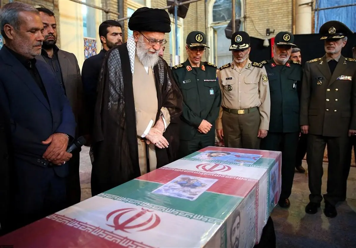 حضور رهبر انقلاب در کنار پیکر شهید حججی + تصاویر