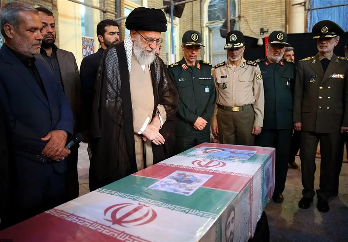 حضور رهبر انقلاب در کنار پیکر شهید حججی + تصاویر