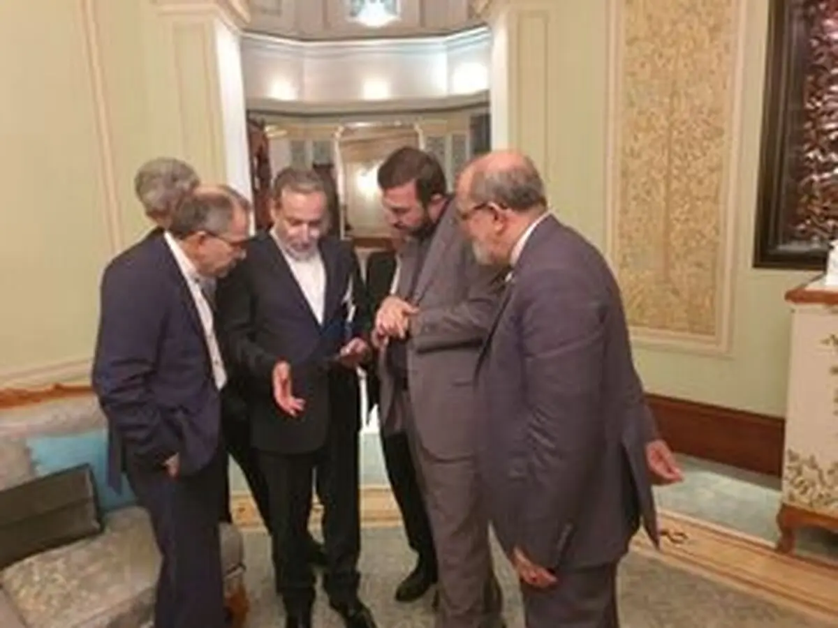  ماجرای قرار دادن یک اسلحه خاص روی میز ویتکاف!