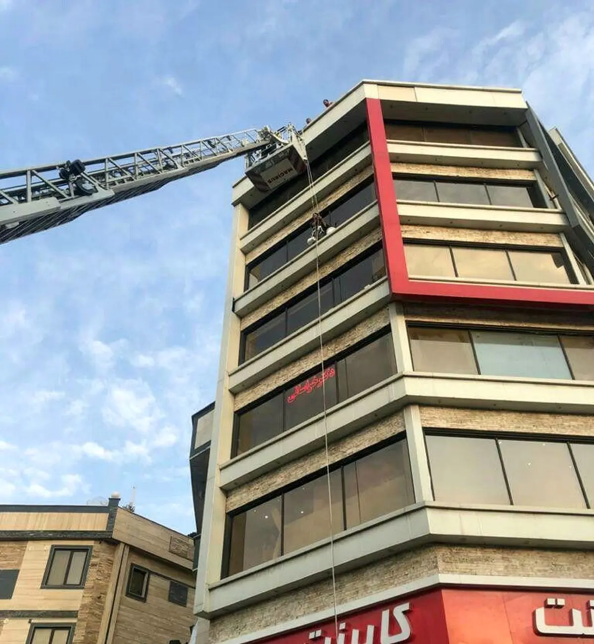 گرفتار شدن فردی در نمای ساختمانی در خیابان پیروزی