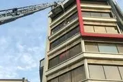 گرفتار شدن فردی در نمای ساختمانی در خیابان پیروزی 