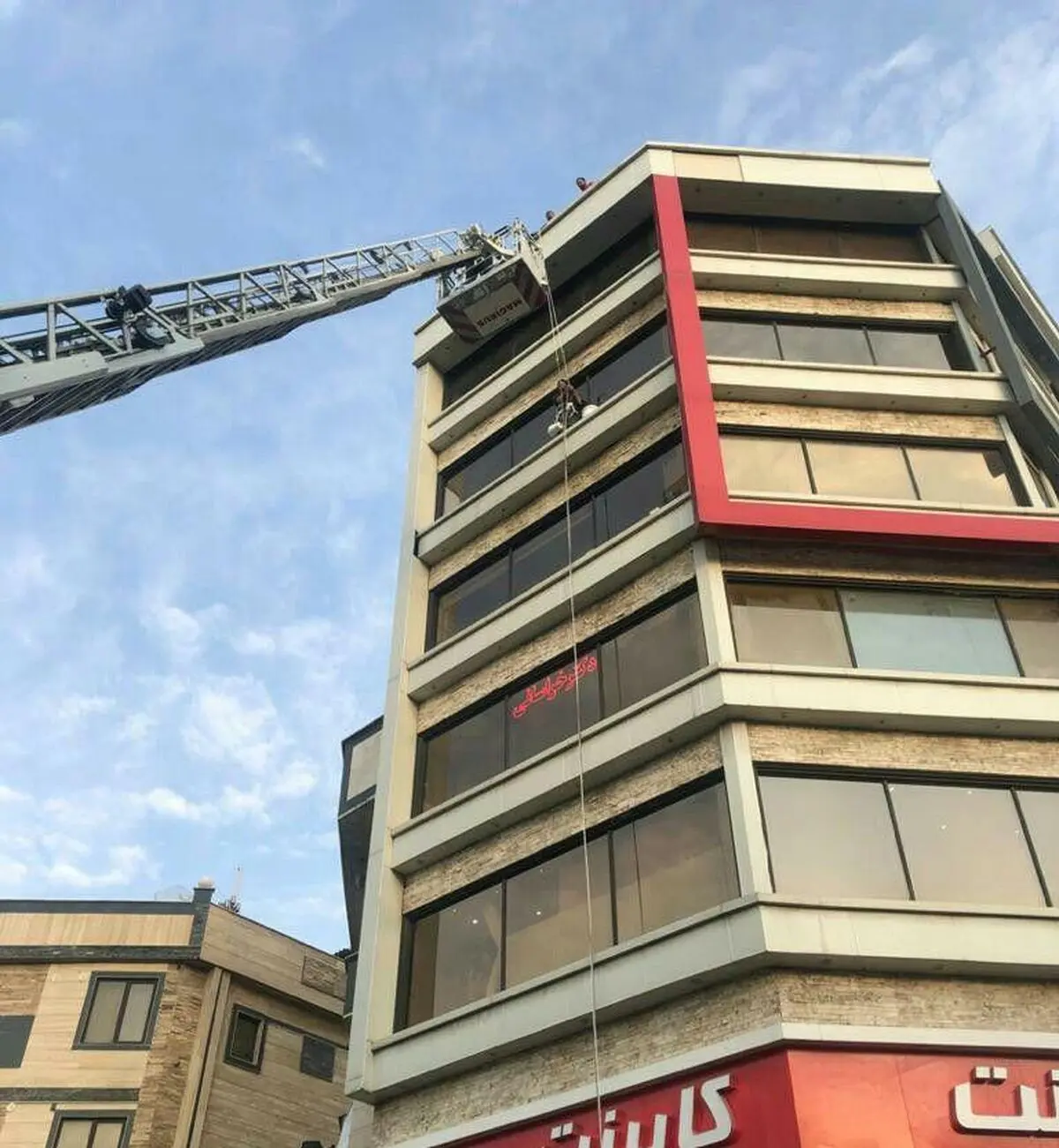 گرفتار شدن فردی در نمای ساختمانی در خیابان پیروزی 