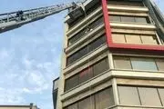 گرفتار شدن فردی در نمای ساختمانی در خیابان پیروزی 
