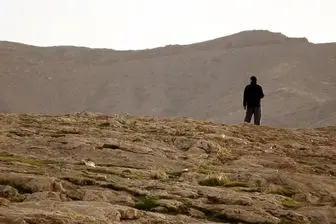 پشت دیوارهای کوه سنگی چه خبر است؟ از رفت و آمد‌های مشکوک تا ساکنان بزرگترین گرمخانه تهران (+فیلم)