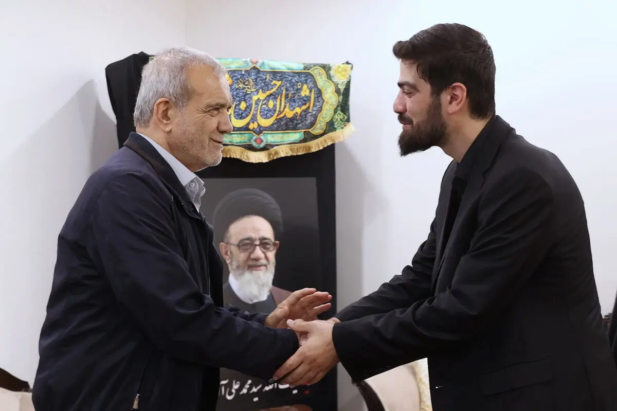پزشکیان با خانواده شهید آل هاشم دیدار کرد +عکس
