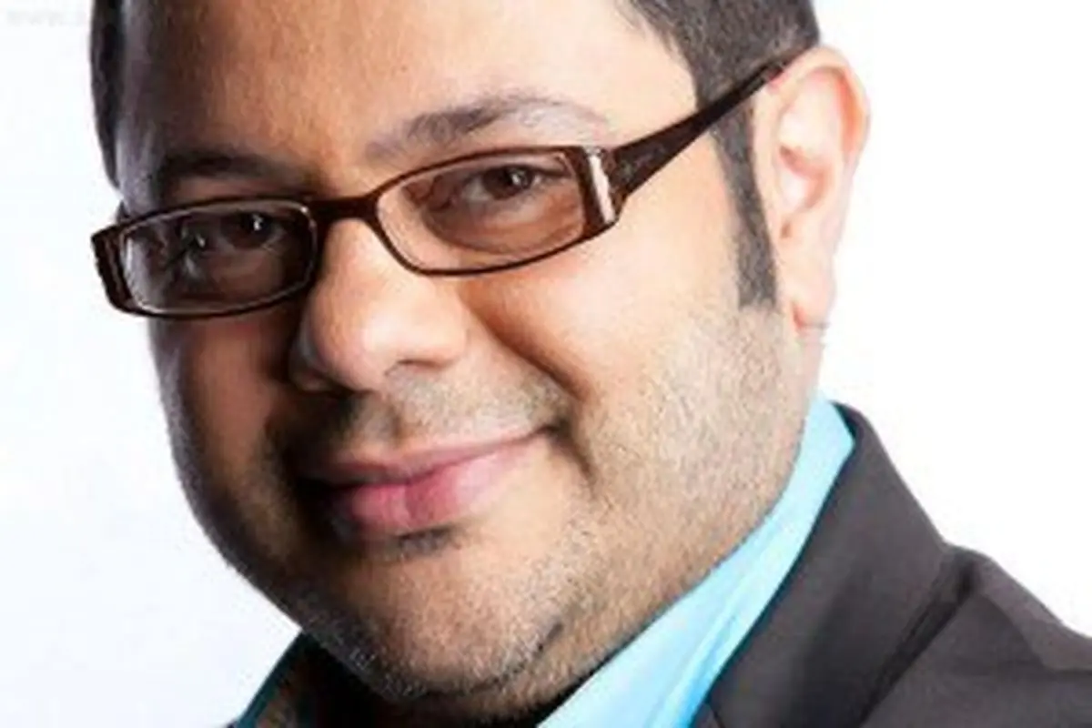 هندوانه خوری آقای مجری در بالای یک برج/ عکس