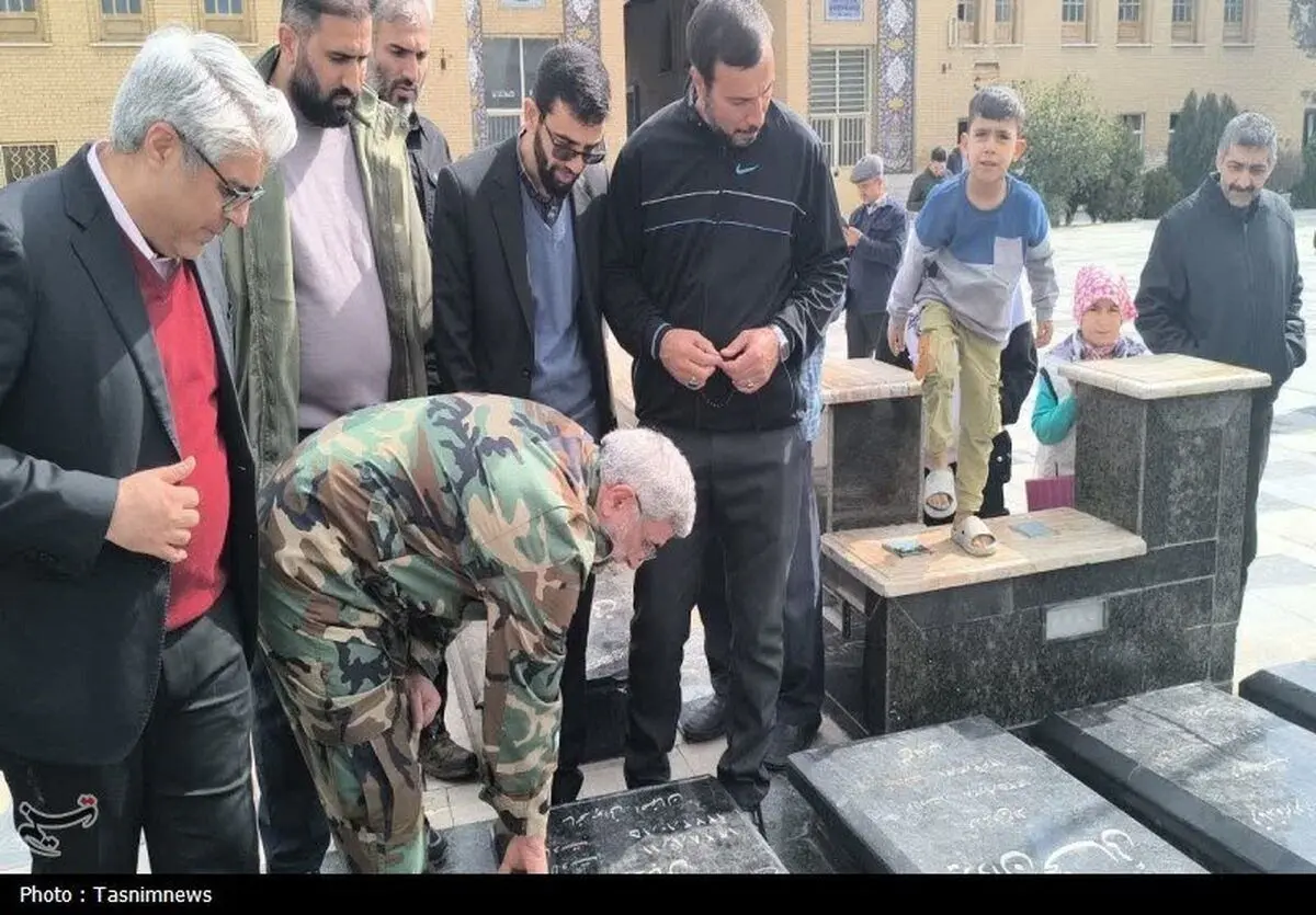 لباس نظامی و چریکی بر تن قاآنی+عکس

