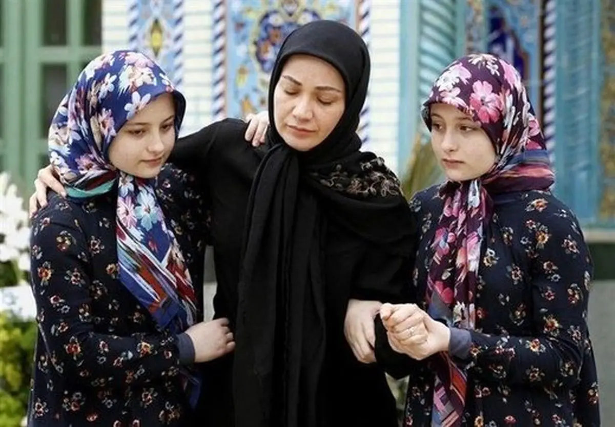 اشکهای فهیمه «پایتخت» در مراسم تشییع خشایار الوند/ عکس