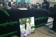 رهبر انقلاب بر پیکر آیت الله نماز می خواند/مسیر تشییع از خیابان انقلاب به سمت راه آهن 