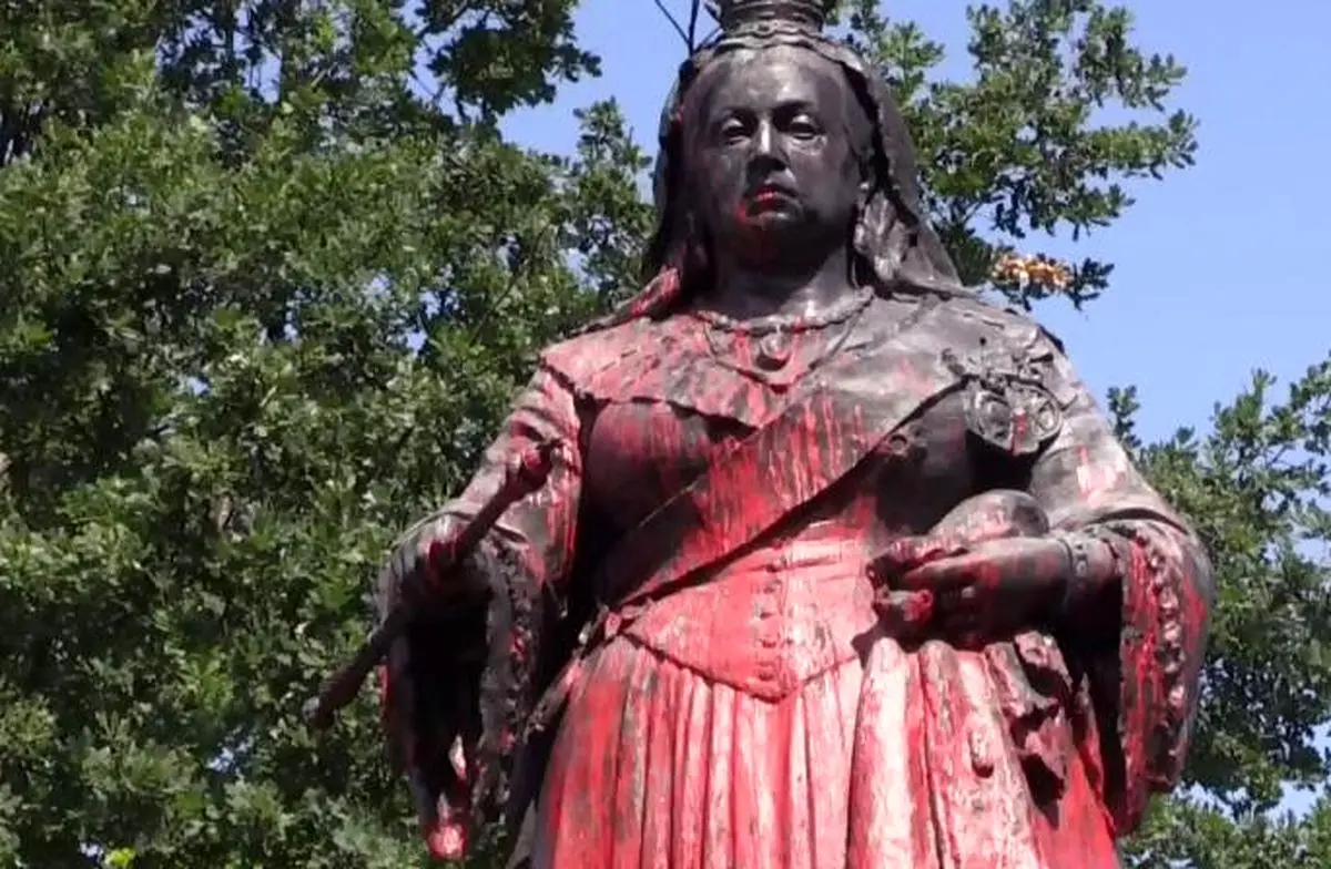  معترضان کانادایی مجسمه ملکه فعلی و پیشین انگلیس را سرنگون کردند 