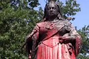  معترضان کانادایی مجسمه ملکه فعلی و پیشین انگلیس را سرنگون کردند 