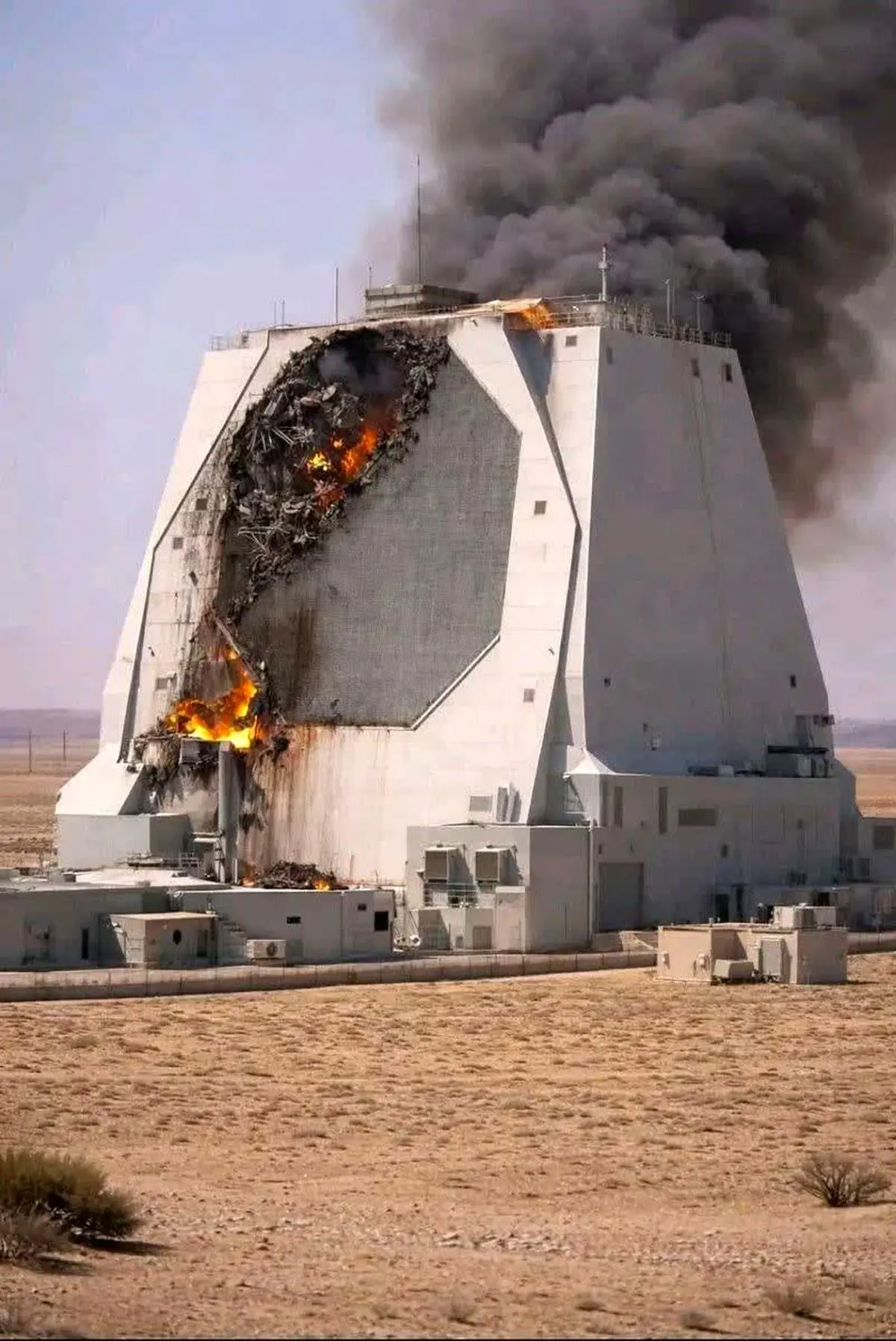 تصویری از رادار فوق پیشرفته یک میلیارد دلاری آمریکا بعد از اصابت پرتابه ایرانی