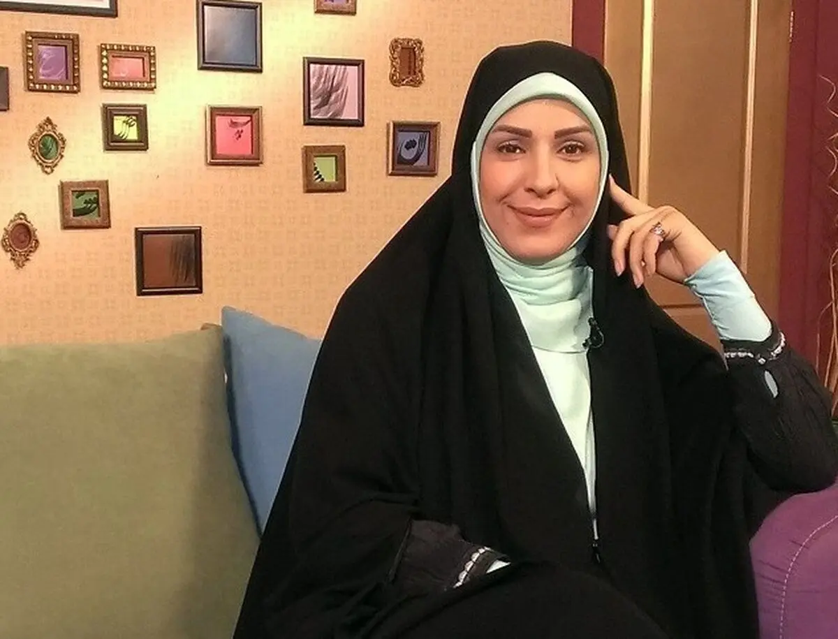 مجری خوش حجاب و مصیبتِ زدن ماسک/ عکس