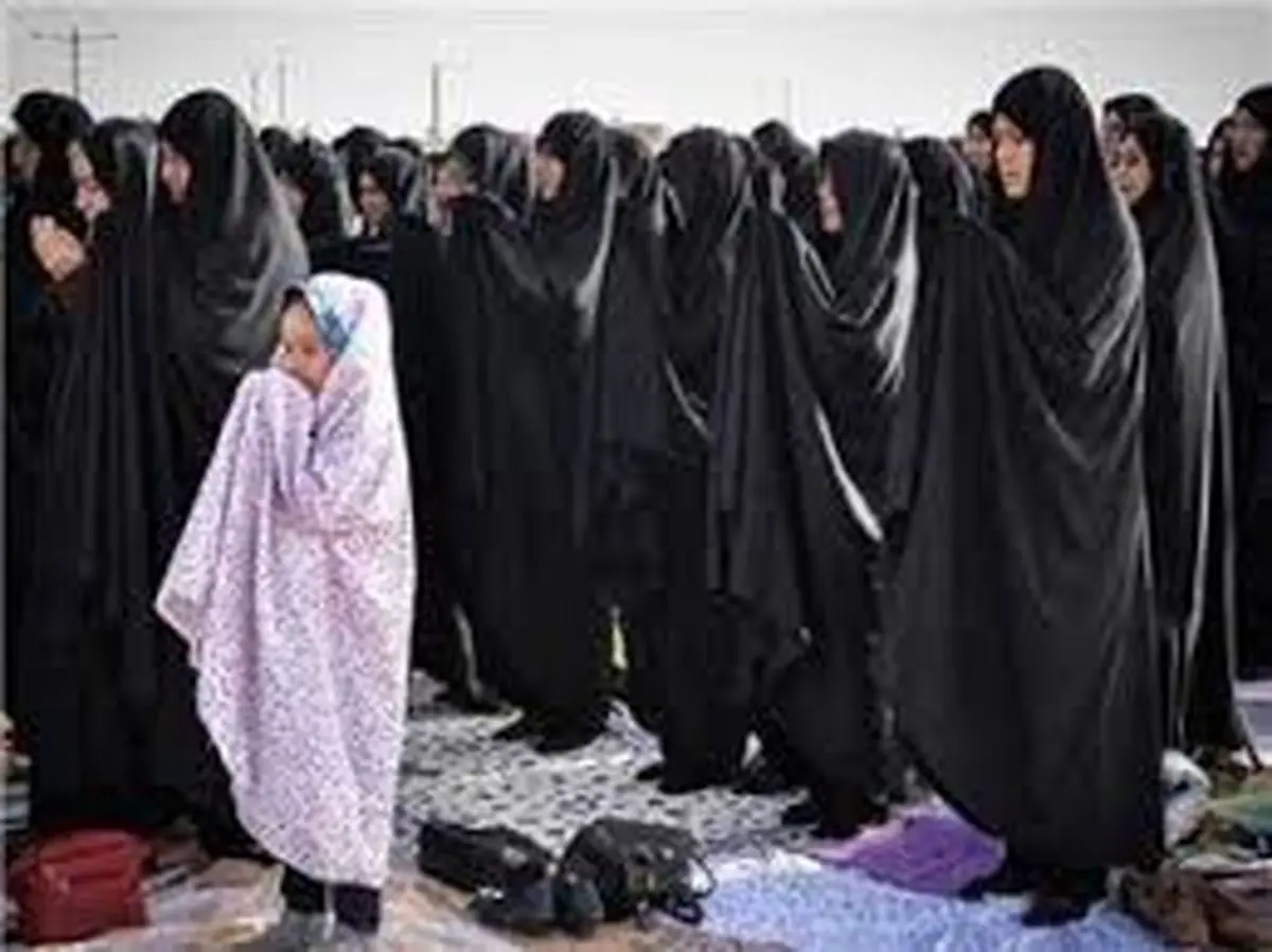 نماز جماعت به امامت یک خانم روی آنتن تلویزیون +عکس