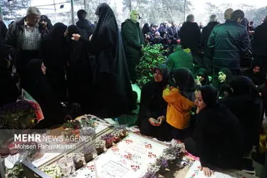 لحظات تحویل سال در گلزار شهدای تهران