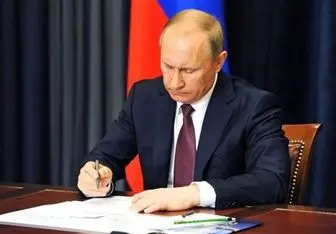 امضا حکم تعلیق پیمان منع استفاده موشک‌های اتمی میان‌برد با آمریکا توسط پوتین