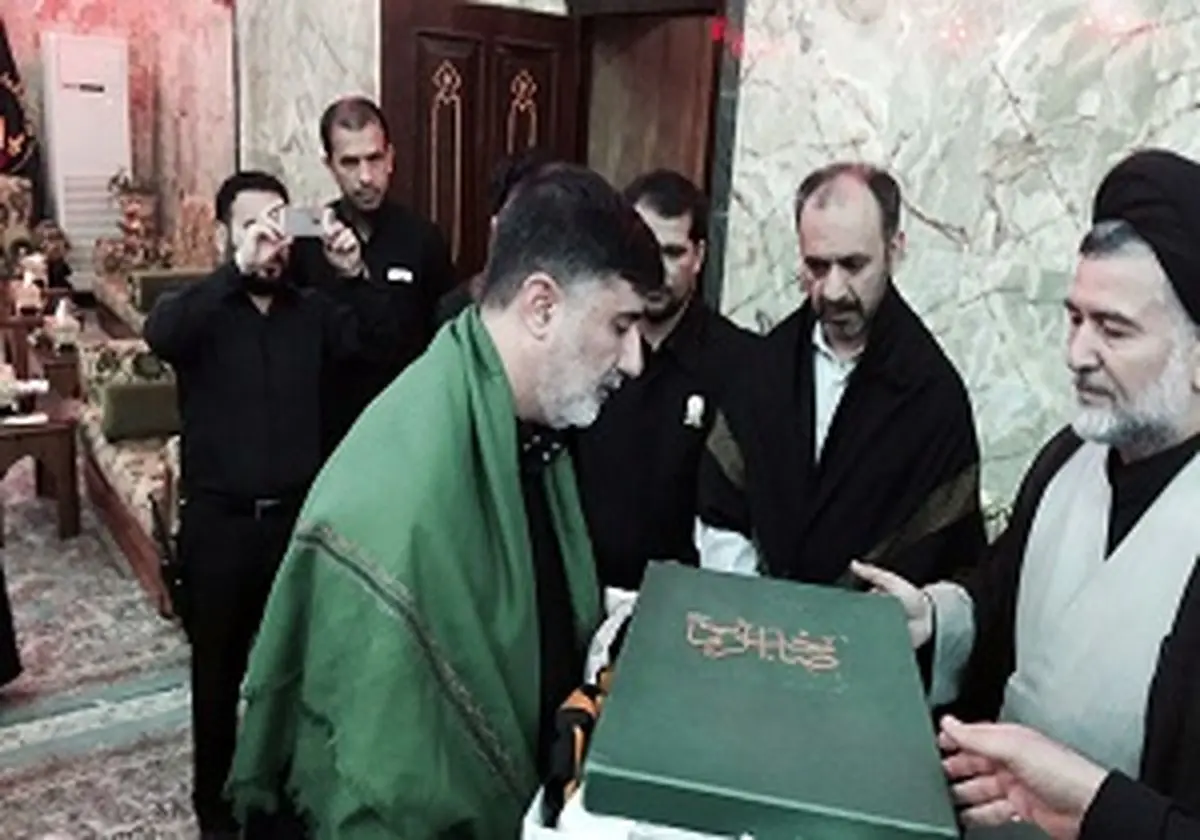 اهدا پرچم گنبد منور رضوی به حرم مطهر امام حسین(ع