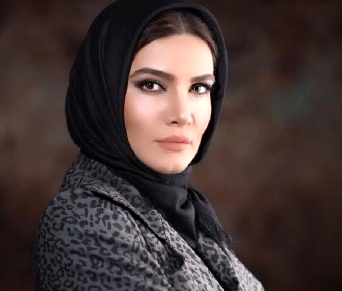 «متین ستوده» در حال گربه بازی/ عکس