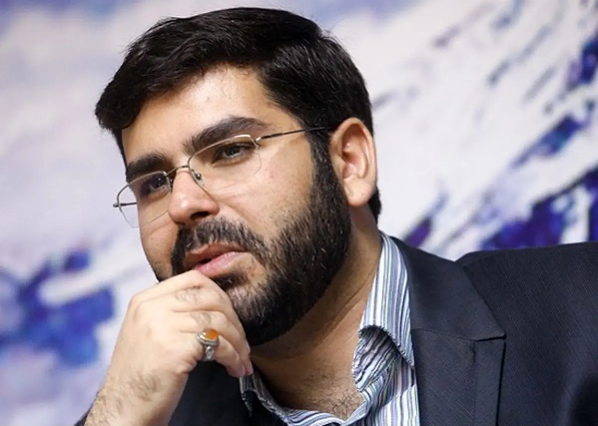 مجری معروف برنامههای سیاسی در کنار دخترانش/ عکس