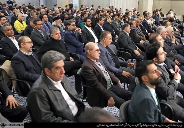دیدار جمعی از تولیدکنندگان و فعالان اقتصادی با رهبر انقلاب/گزارش تصویری
