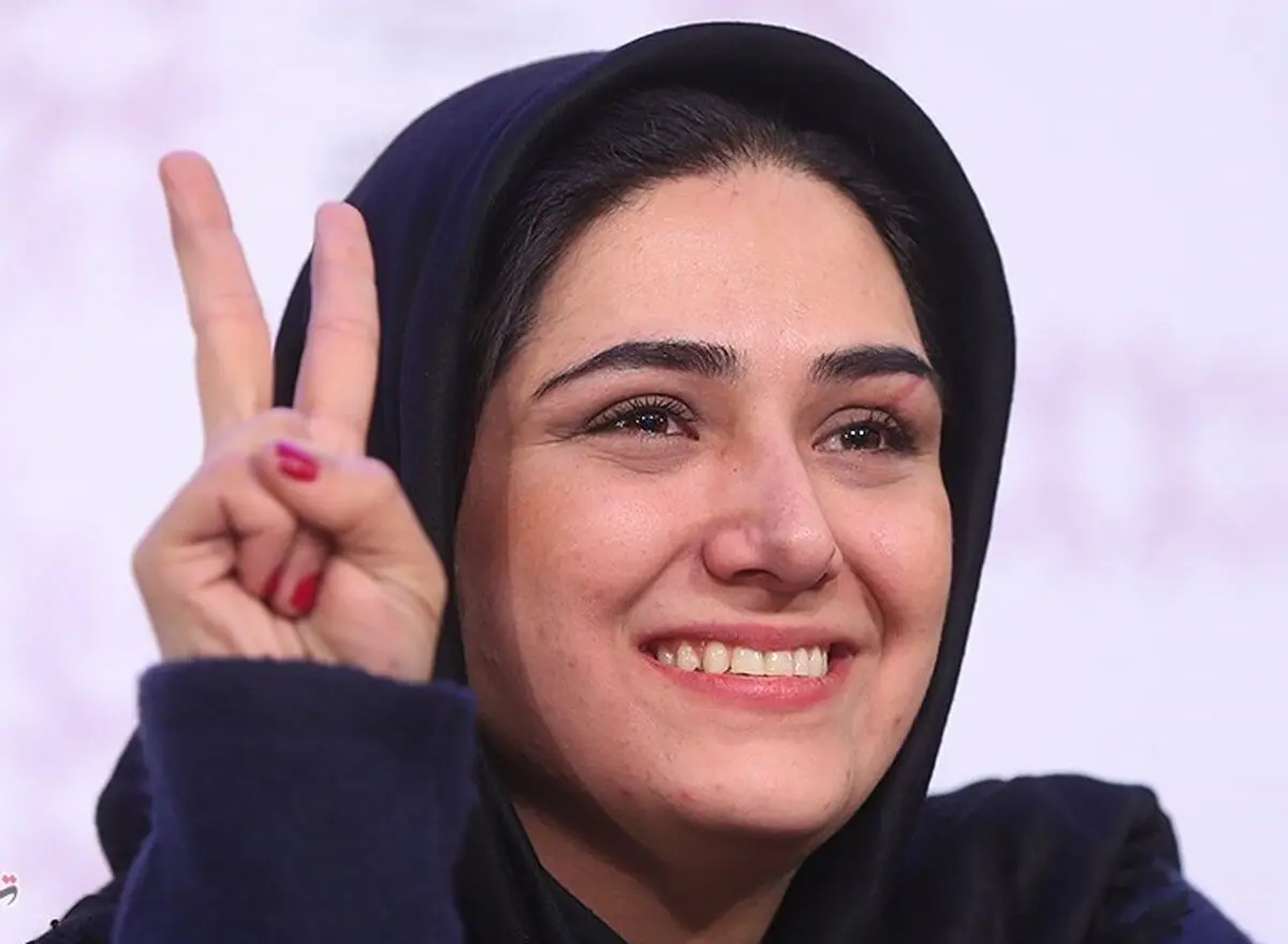 ژست باران کوثری کنار پوستر خودش در فرانسه/ عکس