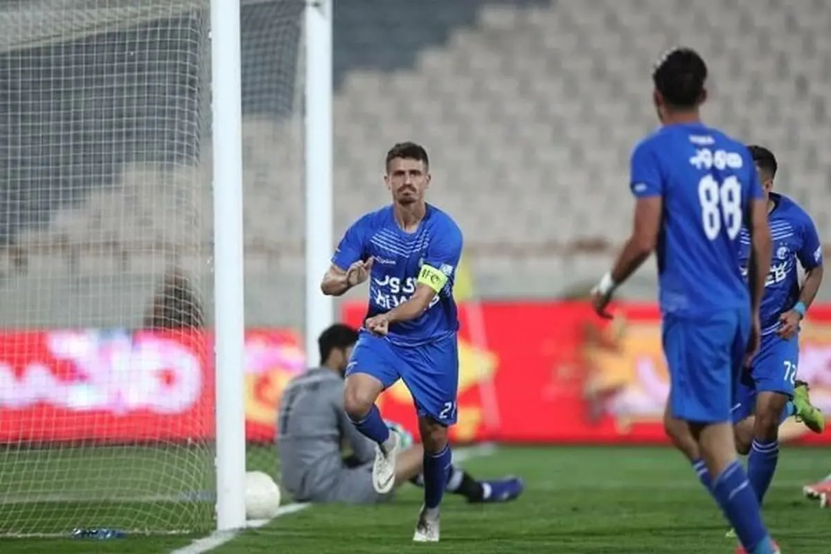 حمله هواداران پرسپولیس به کاپیتان استقلال پس از دربی